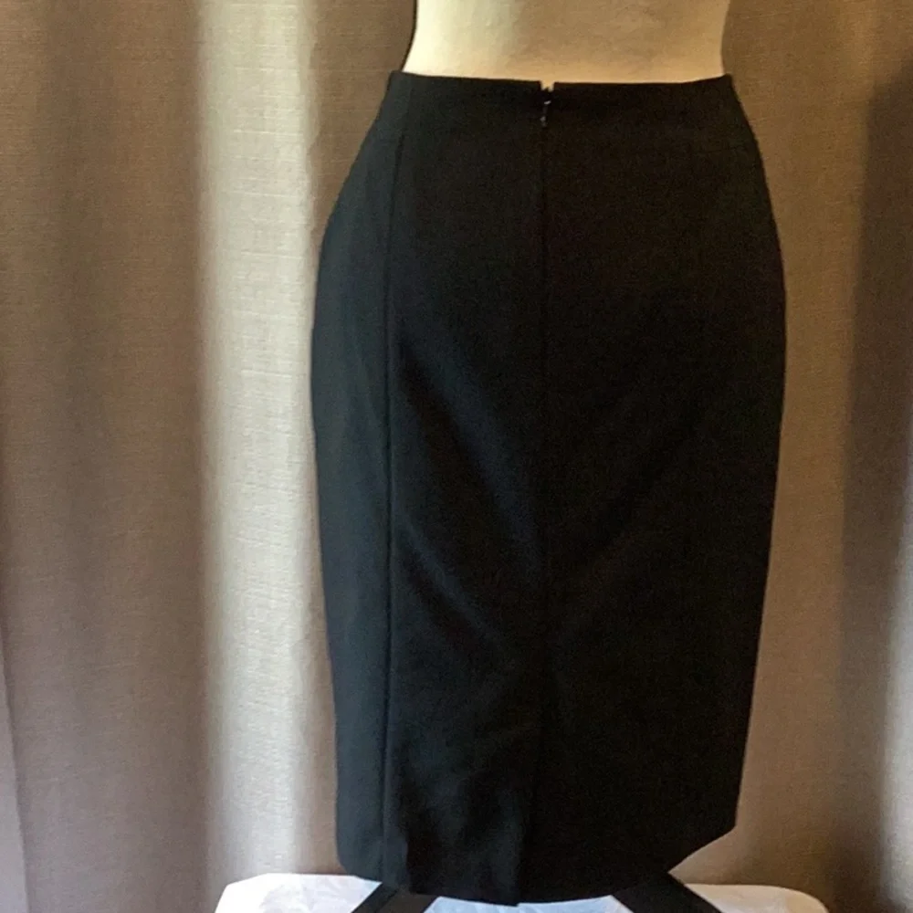Ann Taylor Classic Black Pencil Skirt, size 6. - Picture 2 of 4